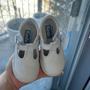 Toddler girl 6 KEDS white shoes in good condition very light uncomfortable
